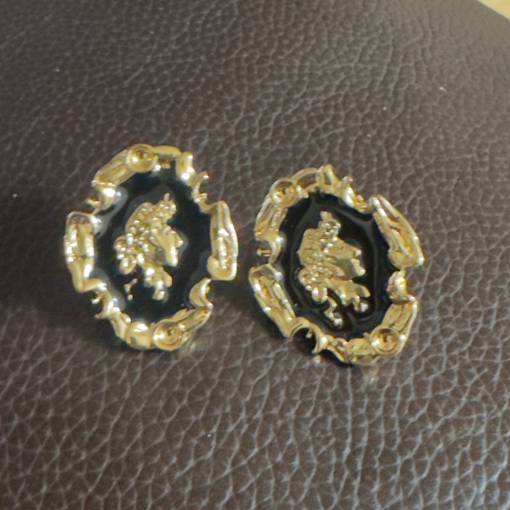 VTG Gold Tone Roman Cameo Black Enamel Scalloped Post Earrings Women Classical
